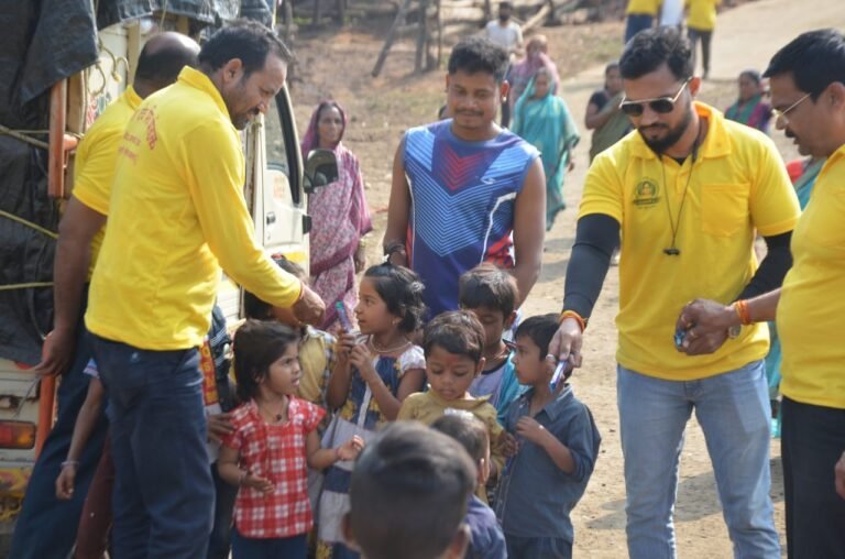 गोरगरिबांच्या चेहर्‍यावर फुलला आनंद ! निलेश देव मित्र मंडळाच्या उपक्रमाने मेळघाटात दिवाळी