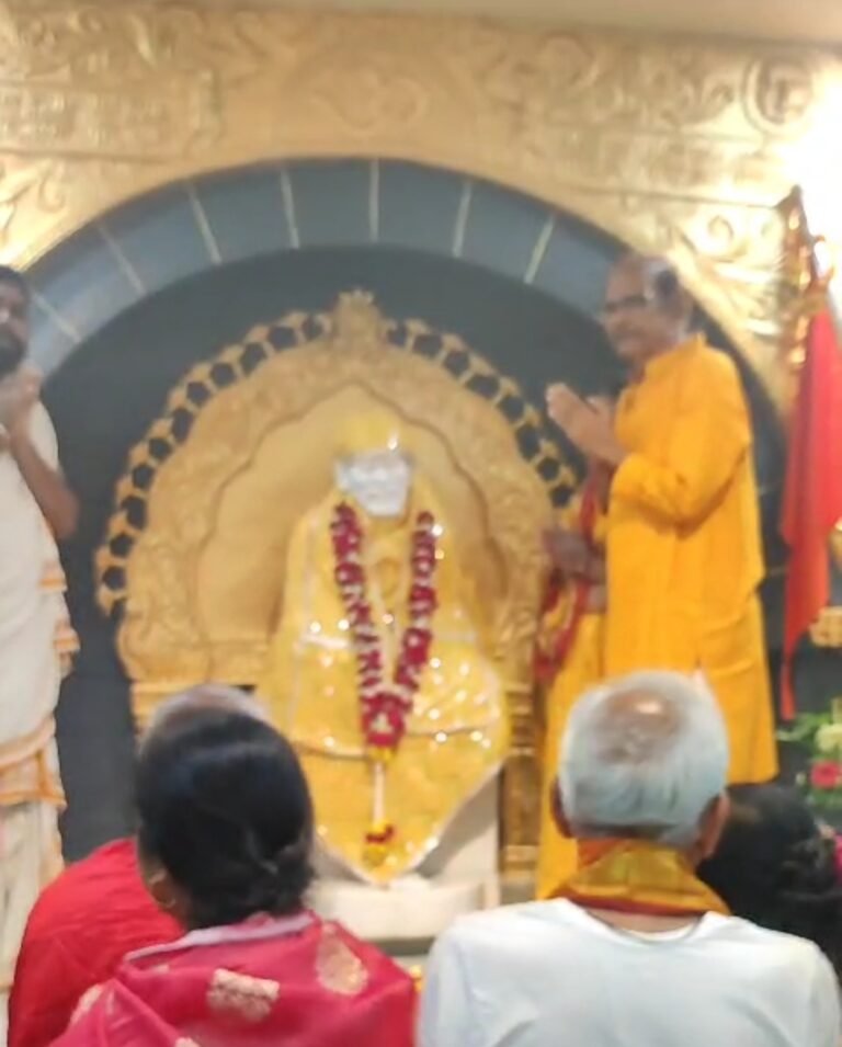 अकोल्यात शिर्डी येथील श्री साईबाबांच्या प्रतिमेची हुबेहूब प्रतिकृती असलेल्या मुर्तीची प्रतिष्ठापना