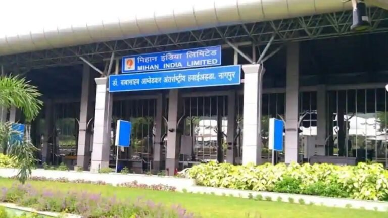 नागपूरात खळबळ ! चक्क टॅक्सी वे वर land झालं विमान, महिला पायलटचा पराक्रम