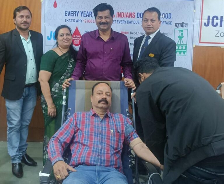 C.A मनोज चांडक यांना 51 जणांनी रक्तदान करुन दिली वाढदिवसाची उपयुक्त भेट