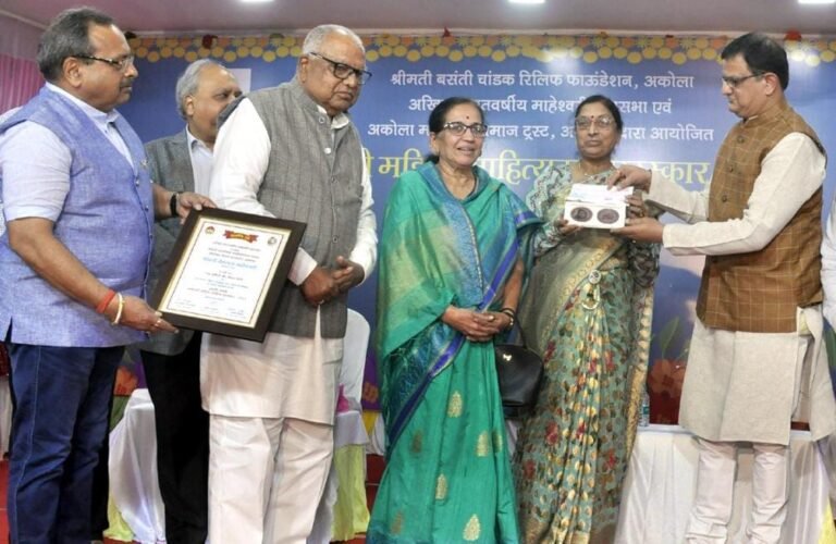 डॉ प्रेमलता माहेश्वरी यांना स्व.बसंतीबाई चांडक स्मृति साहित्यकार पुरस्कार प्रदान