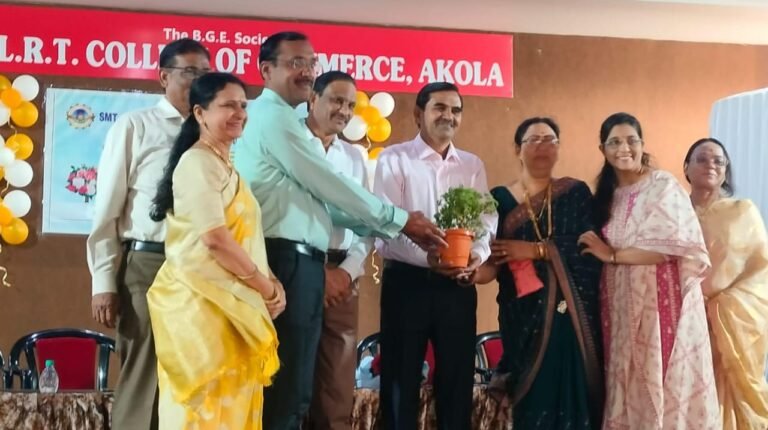 एलआरटी कॉमर्स कॉलेजमध्ये एम.सी.एम. विभाग प्रमुख मिरगे यांना निरोप