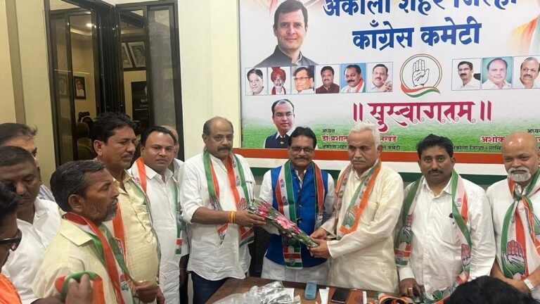 अकोला रिपाईचे (आठवले) पद्माकर वासनिकासह शेकडो कार्यकर्त्यांचा कॉग्रेस पक्षात प्रवेश