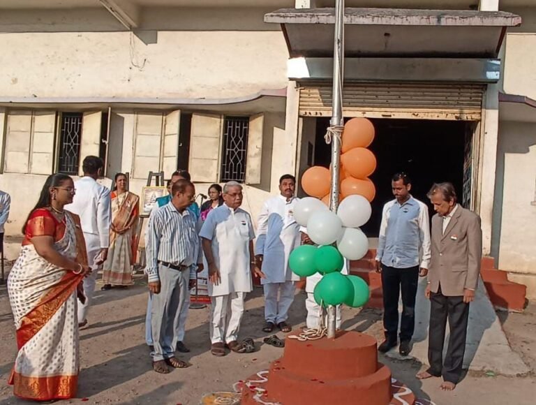 संस्कार इंगलिश कान्वेंट येथे ध्वजारोहण उत्साहात