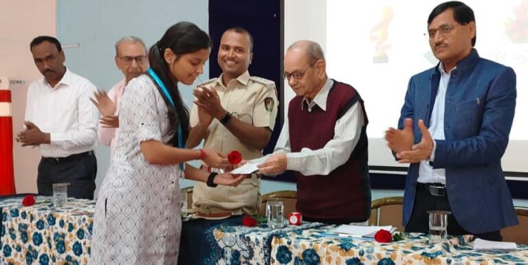 न्यू इंग्लिश हायस्कूलमध्ये गुणवंत विद्यार्थ्याचा कौतुक सोहळा ! विद्यार्थ्यांनी मोठे ध्येय ठेऊन संधीचे सोने करावे- बाळापुरे