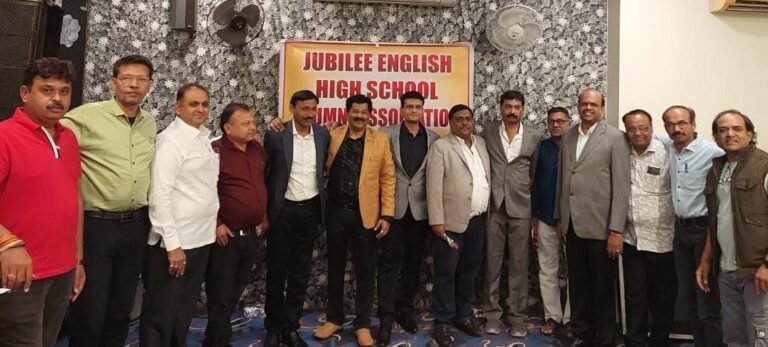 ज्युबिली इंग्लिश हायस्कूल माजी विद्यार्थ्यांनी भविष्यासाठी दिल्या सूचना :  मित्रांचा गप्पांचा फड रंगला