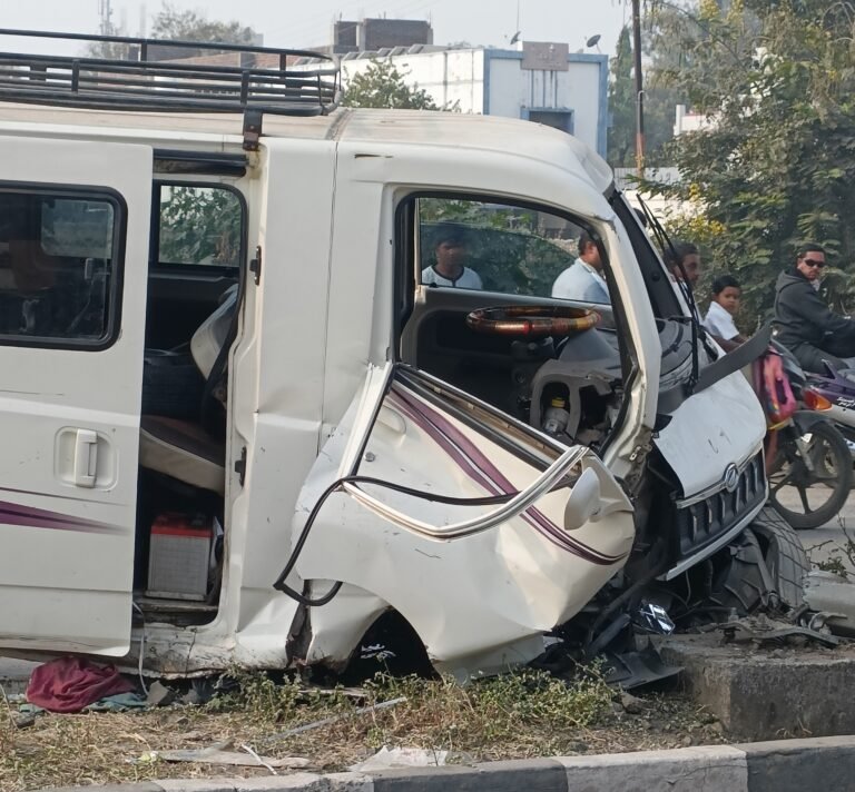 दुध डेअरी समोर भिषण अपघात ! नशीब बलवत्तर असल्याने चालक वाचला