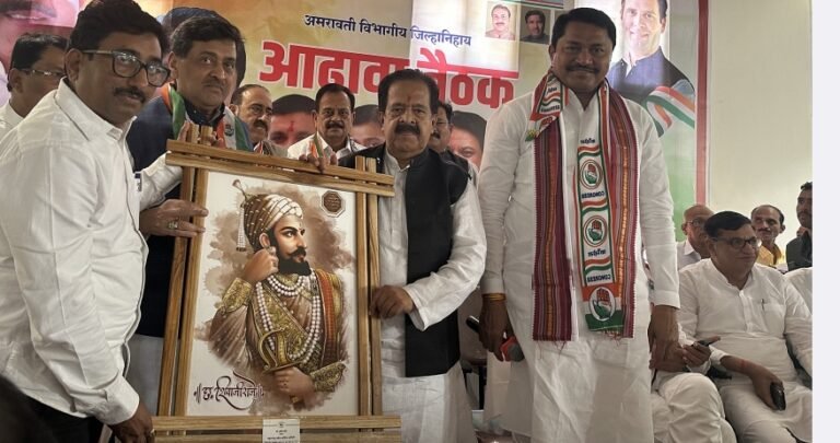 अकोला अँड आंबेडकरांसाठीच ! पवार आणि ठाकरेंवर जबाबदारी ?काँग्रेस राज्य प्रभारीकडून आढावा
