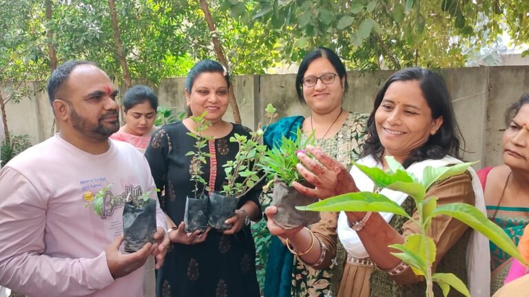 निसर्ग पहाट ! अँड गाडगीळ यांच्या नेतृत्वातील वृक्षभेट व वृक्षारोपण मोहिमेला उस्फूर्त प्रतिसाद