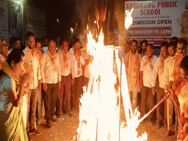 अकोल्यात केली पाणीपट्टी बिलांची होळी ! अकोला मनपाच्या मनमानी कारभाराचा निषेध ; नळ जोडण्या तोडल्याचा आरोप