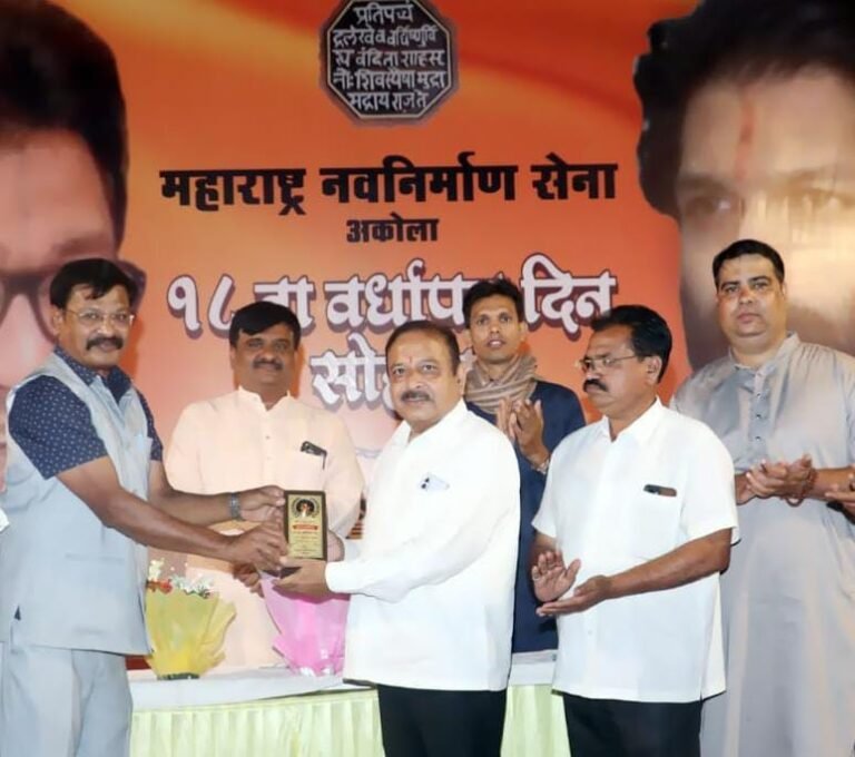 वृक्षारोपणात जीव ओतणारे ग्रीन ब्रिगेडचे विवेक पारसकर यांचा ‘मनसे’ सत्कार