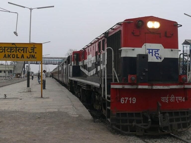 होळी विशेष ११२ रेल्वे ! अकोला मार्गे एकही ट्रेन नाही : अकोलेकर संतप्त