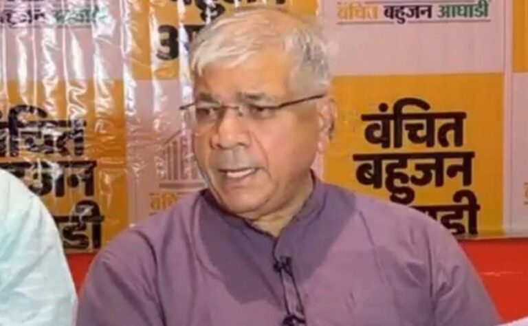 प्रकाश आंबेडकरांना सोबत घेण्यासाठी शर्थीचे प्रयत्न ! काँग्रेस नेत्याने दिली आता नवी ऑफर 