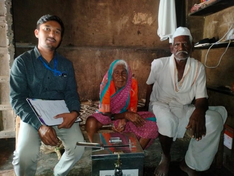 अकोला लोकसभा निवडणुकीत करड्याच्या बहिणाबाईंनी बजावला मतदानाचा हक्क ! ज्येष्ठ व दिव्यांगांच्या गृह मतदानाला प्रारंभ