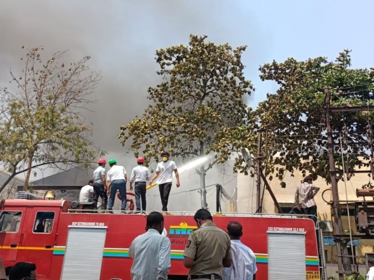 जळगाव एमआयडीसीत आग्नितांडव !अनेक कर्मचारी जखमी : मोरया केमिकल कंपनीतील घटना