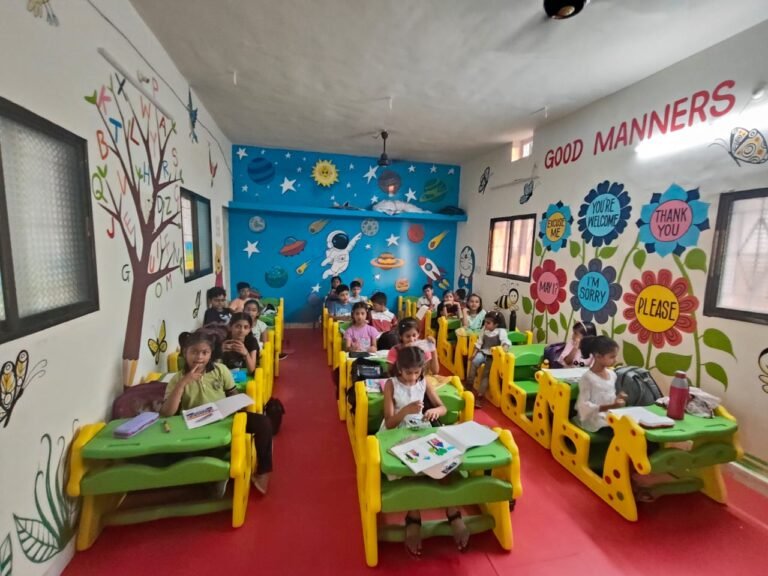 उन्हाळी शिबिर ! समर्थ बिझी बीझ शाळेत संभाषण कला व कॅलिग्राफी आणि विज्ञानाचे खेळ व इतर कलेची बहार