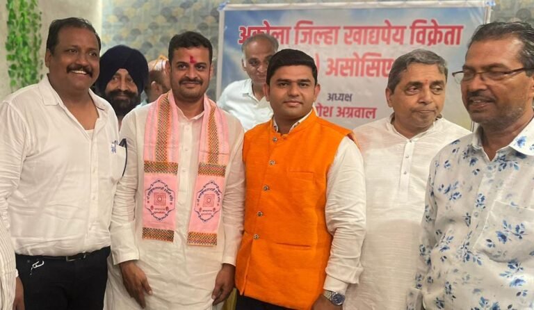 खासदार अनुप धोत्रे यांचा खाद्यपेय विक्रेता (हॉटेल) असोसिएशनतर्फे सत्कार