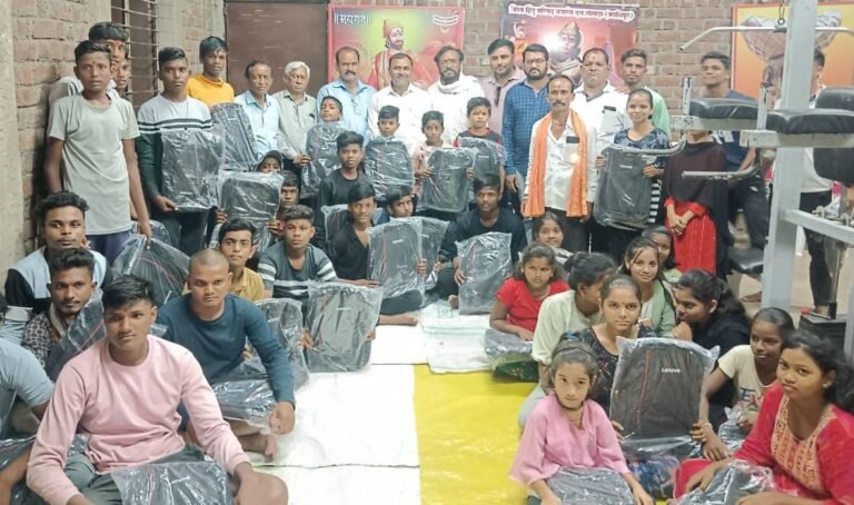 ‘छावा’चा उपक्रम ! सामदा येथील ७५ विद्यार्थ्यांना दप्तरांचे वितरण