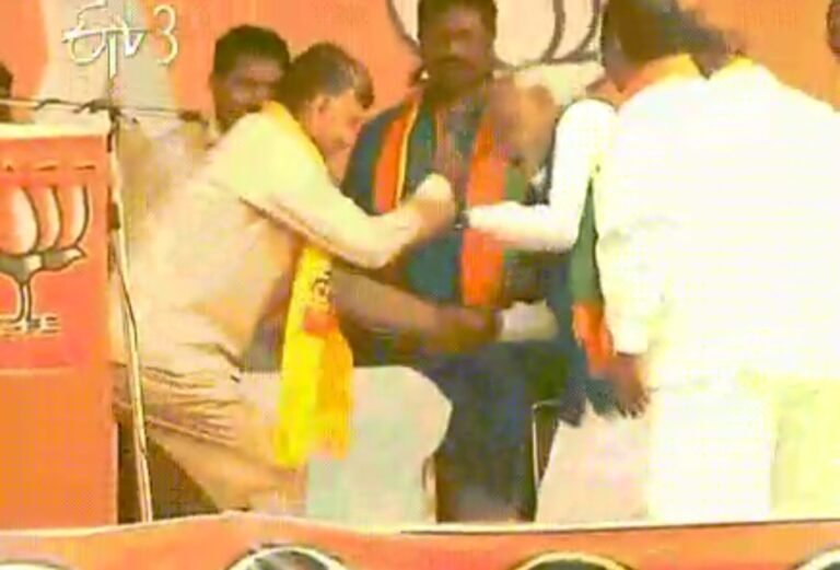 ‘अब की बार..मोदी’ नहीं ! ‘आघाडी सरकार’ चा  शिरकाव
