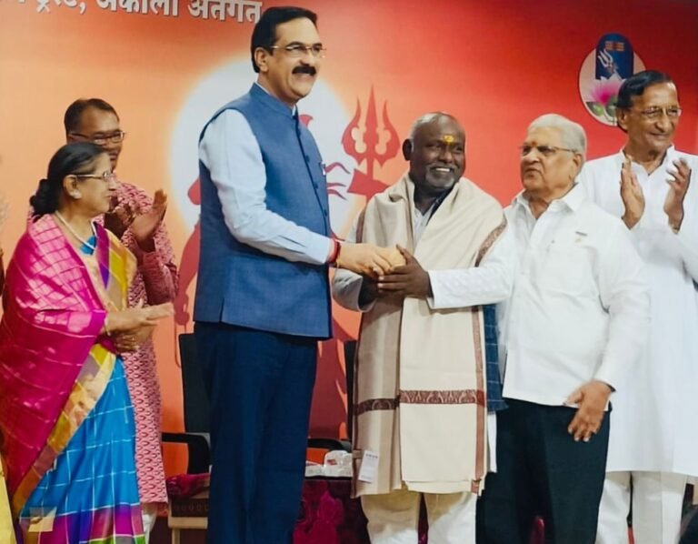 प्रा.डॉ. रमण हेडा यांचा डॉ. मालपानी यांच्या हस्ते अंतेष्टी सेवाव्रत्ती सम्मान