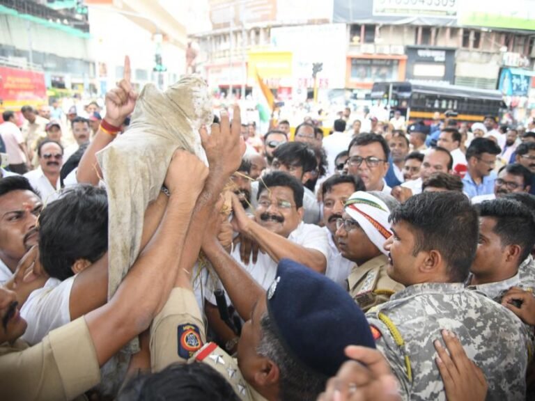 कॉंग्रेस आक्रमक ! नागपुरात चिखलफेक आंदोलन : सरकारच्या पुतळ्याला चिखल फासला
