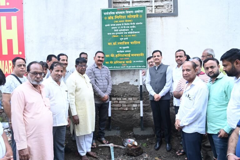 नगरसेवक ॲड. गिरीश गोखले यांचा पुढाकार ! शहर विकासासाठी १० कोटींचा निधी ; पी.एच मार्केटमधील रस्त्याचे भूमिपूजन
