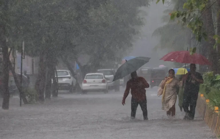 महाराष्ट्रात पावसाचा धुमाकूळ ! अख्ख्या पुणे शहराला पावसाचा वेढा :: अकोला ‘येलो अलर्ट’ बचावपथक सज्ज