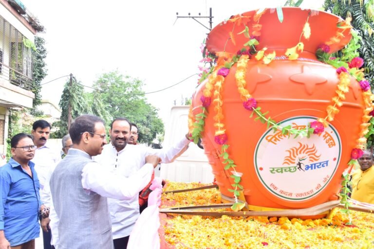 निलेश देव मित्र मंडळाचा निर्माल्याचे खत हा आदर्शच उपक्रम – आयुक्त डॉ.लहाने