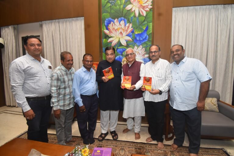 अकोल्याचे प्रमोद शुक्ला लिखित ‘दोहा रामायण’चे ना. गडकरींच्या हस्ते प्रकाशन