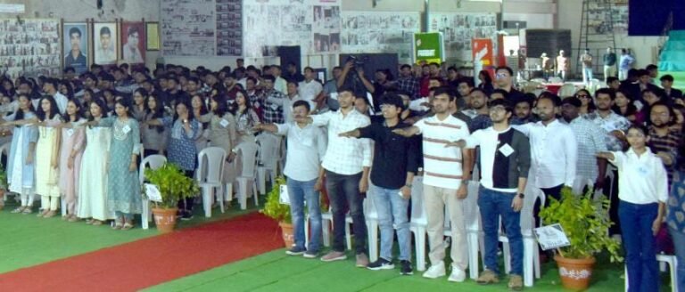 ‘प्रभात’मध्ये मतदान जागृती ! माजी विद्यार्थी व शिक्षकांनी घेतली शपथ