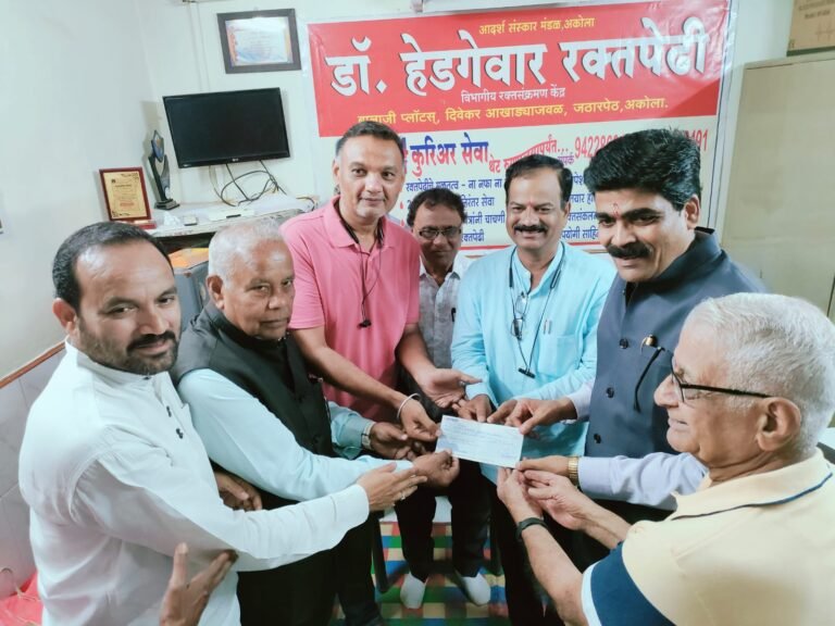 रद्दी संकलनातून थॅलेसिमीयाच्या चार रुग्णांचा उपचार ! डॉ.हेडगेवार रक्तपेढीला धनादेश सुपूर्द