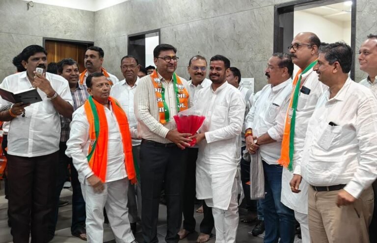 आपचे संदिप जोशी व मनसेचे शुक्ला यांचा अकोला भाजपात प्रवेश