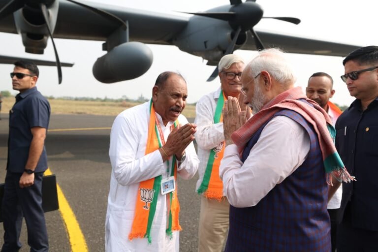 पंतप्रधान मोदींना अकोला भाजप विधी आघाडीतर्फे संयोजक अँड ठाकुर यांनी दिला निरोप